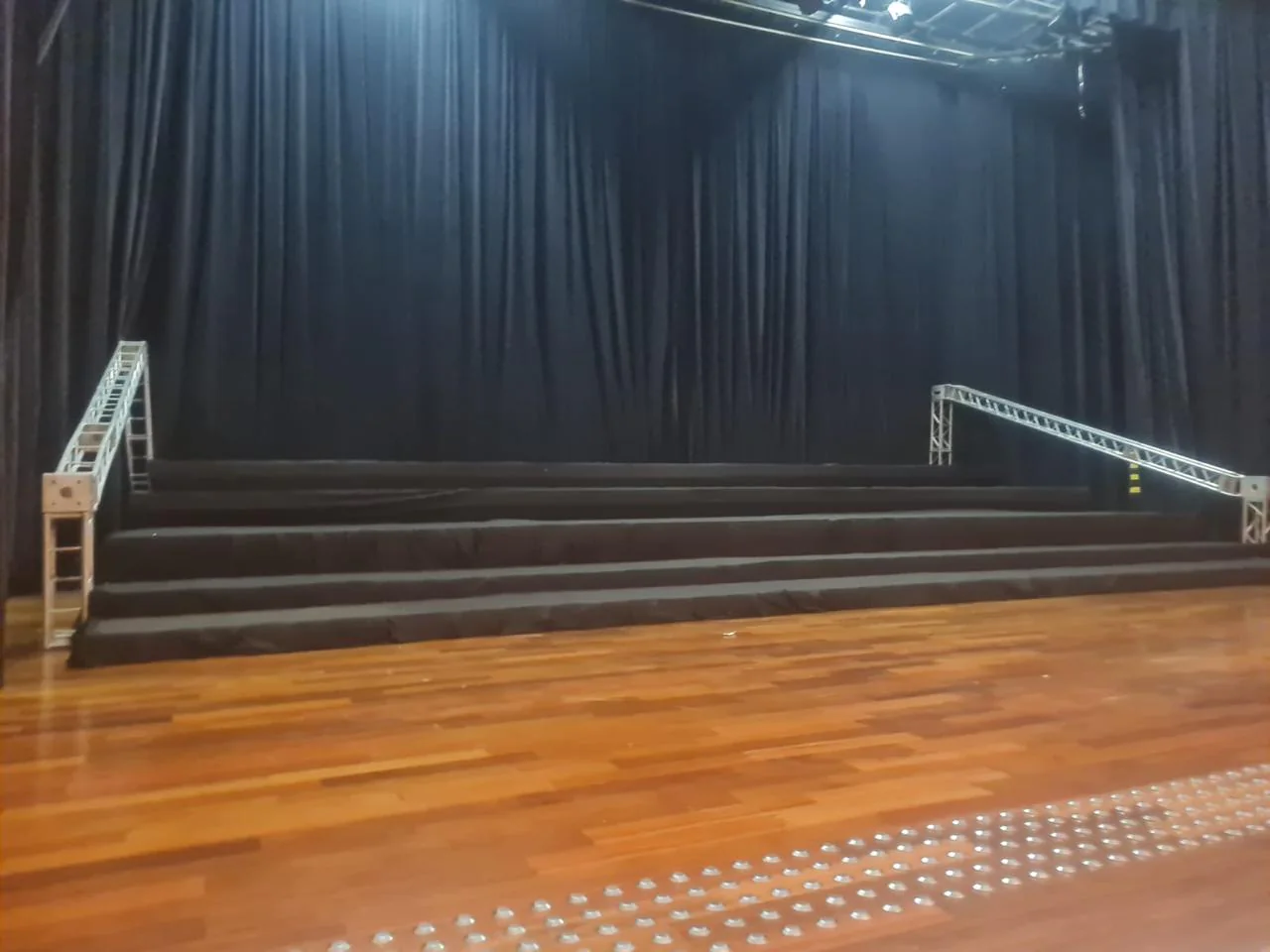 Arquibancada em alumínio montado pela R2R Eventos — foto 1