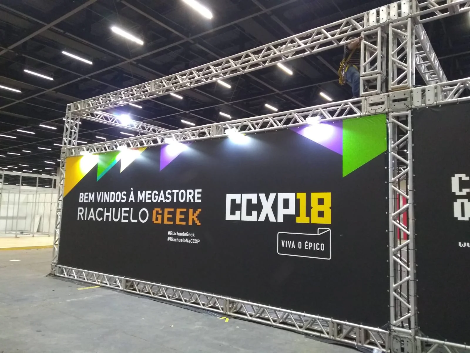 Backdrop em alumínio montado pela R2R Eventos — foto 4