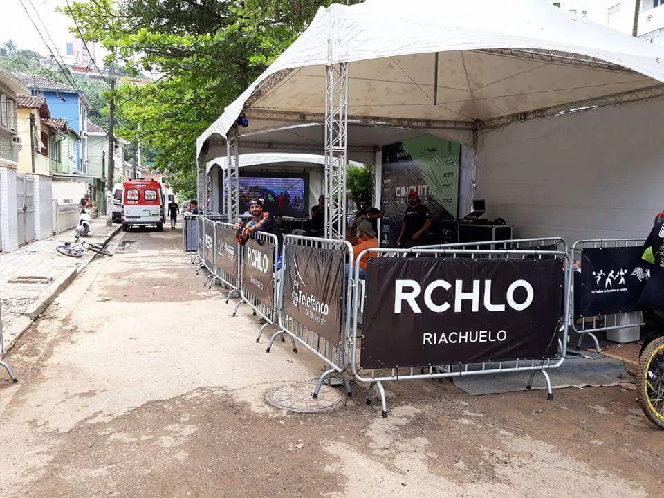 Gradil em alumínio montado pela R2R Eventos — foto 1