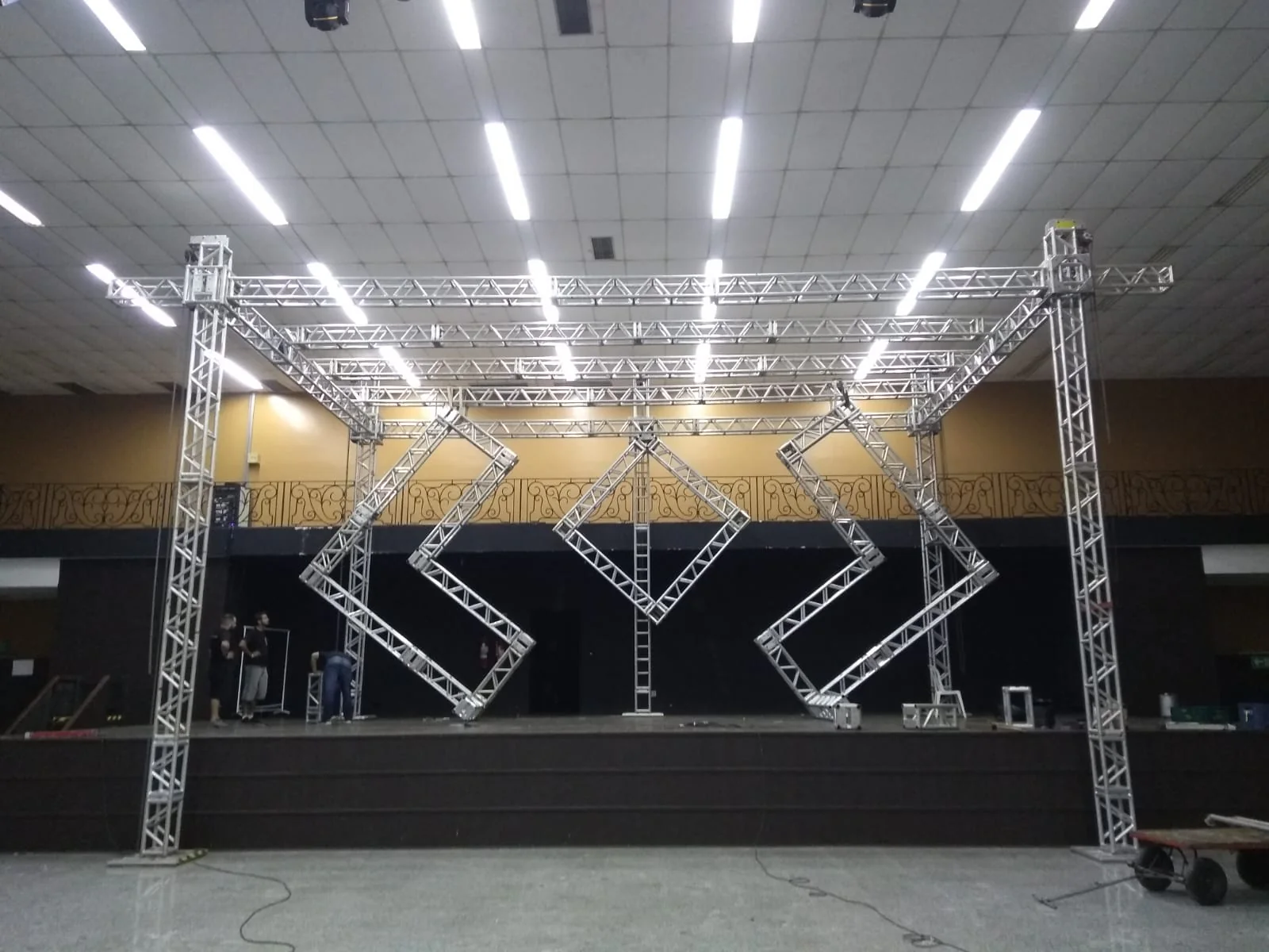 Palco Praticável em alumínio montado pela R2R Eventos — foto 1