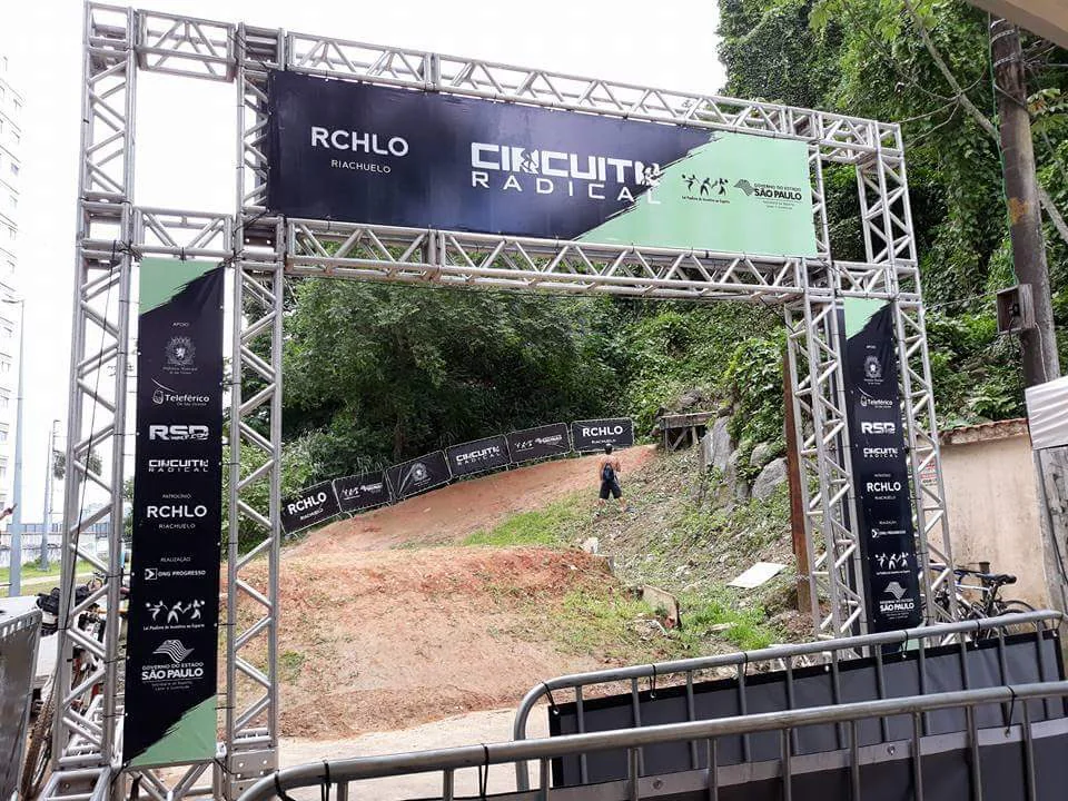 Pórtico em alumínio montado pela R2R Eventos — foto 2